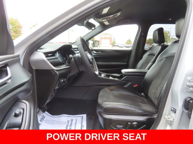 Used 2023 Jeep Grand Cherokee Altitude AWD/4WD image 19