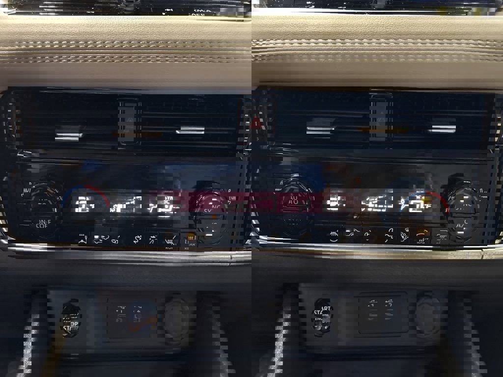 Used 2024 Nissan Rogue SL image 32