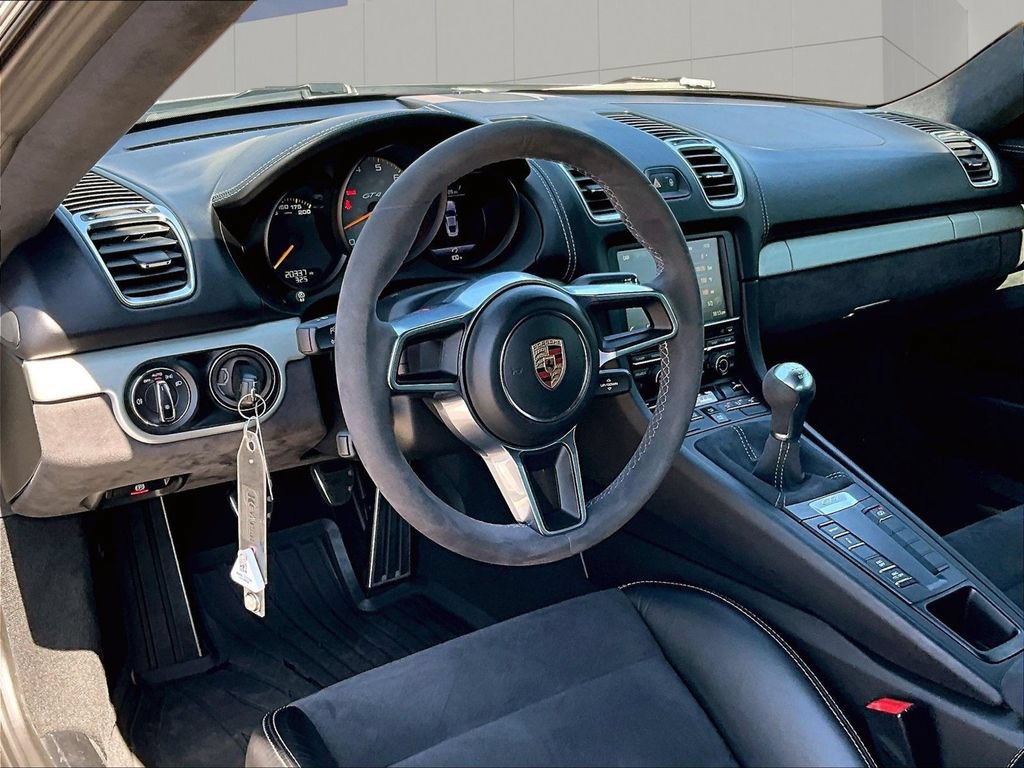 Certified 2016 Porsche Cayman GT4 RWD image 4