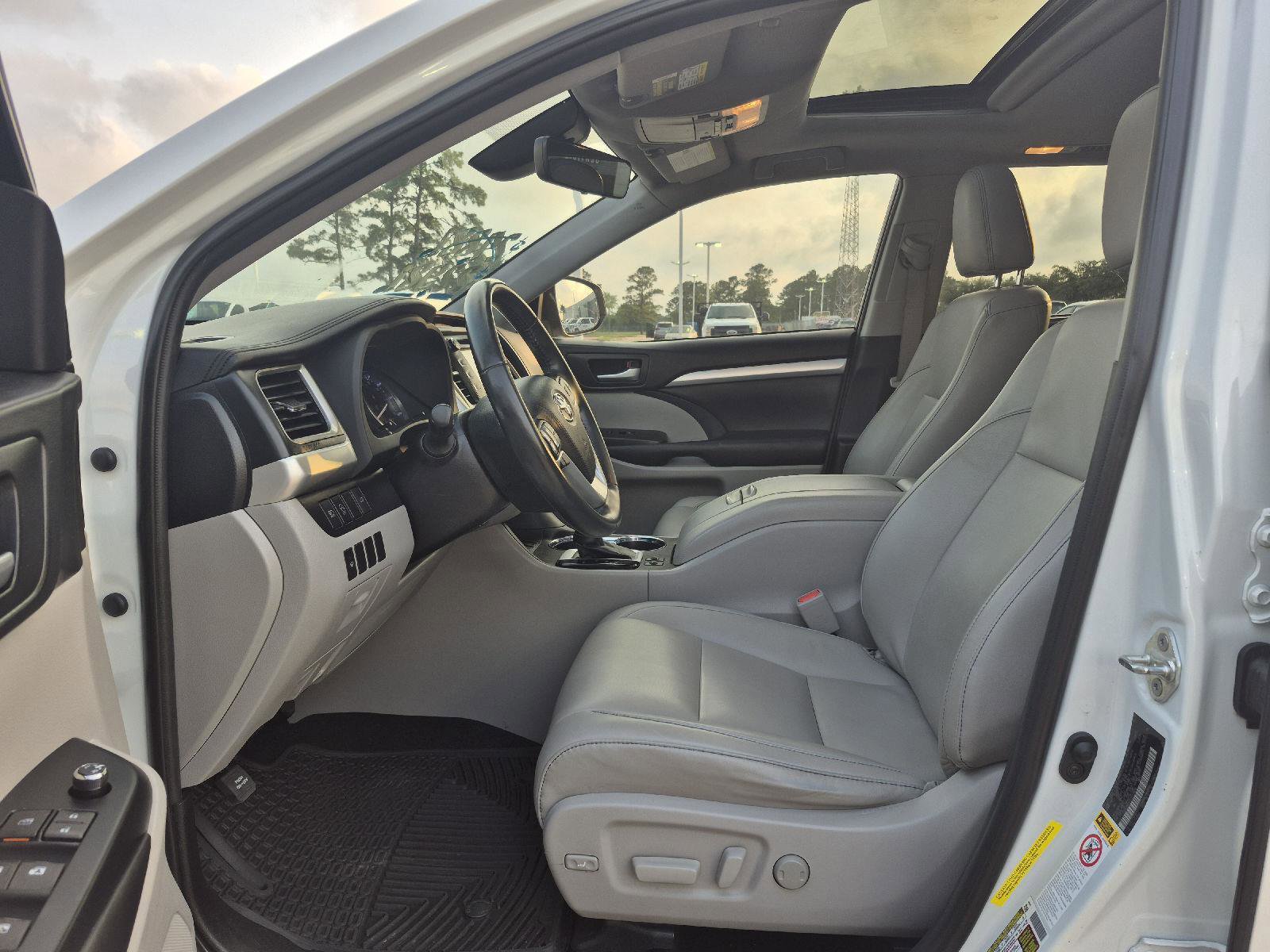 Used 2019 Toyota Highlander XLE FWD image 2