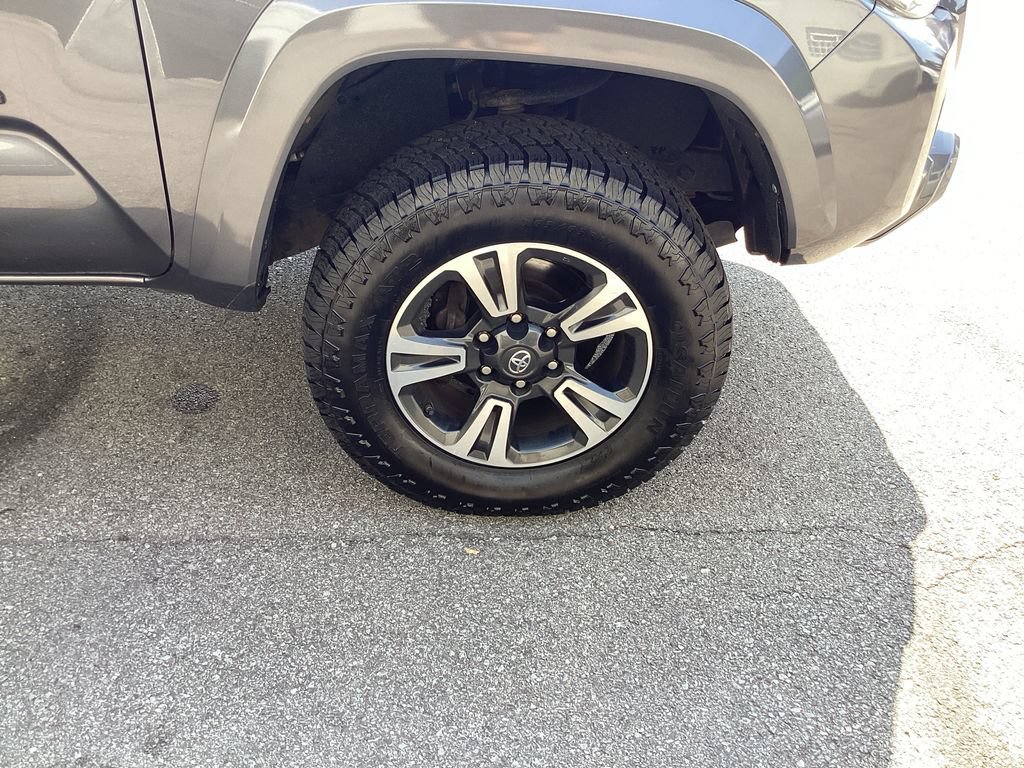 Used 2018 Toyota Tacoma TRD Sport AWD/4WD image 19