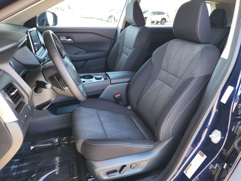 Used 2025 Nissan Rogue SV image 12