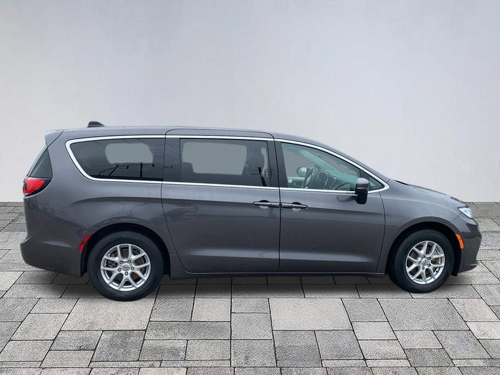 Used 2023 Chrysler Pacifica Touring-L FWD image 8