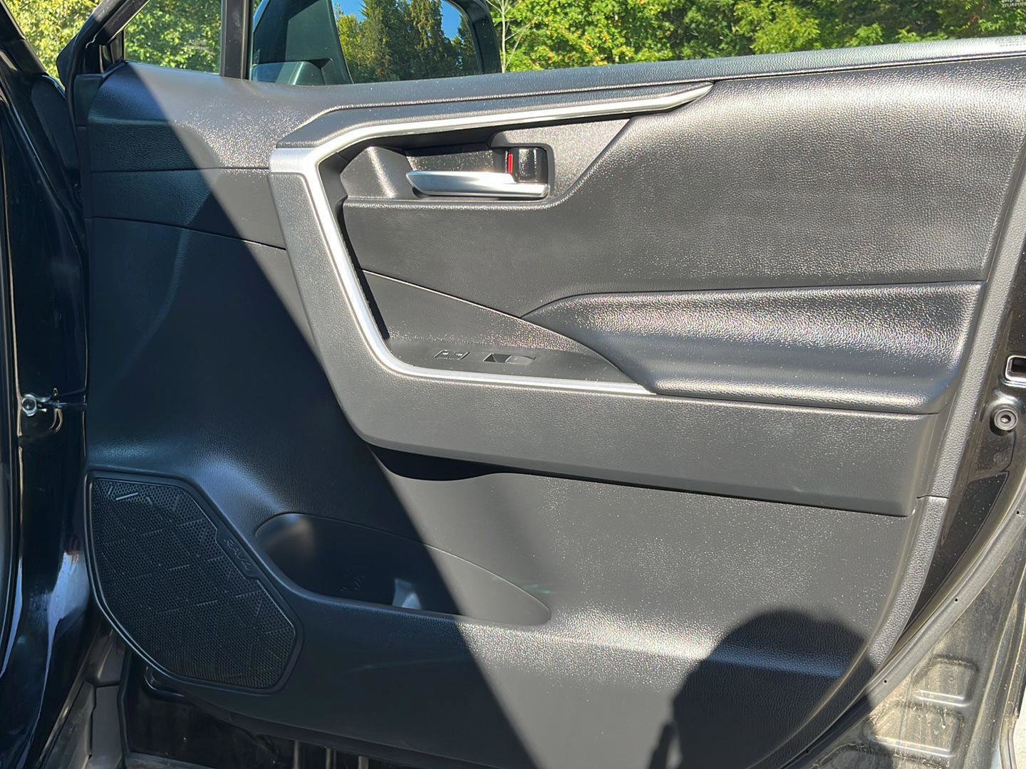 Used 2022 Toyota RAV4 XLE Premium image 31