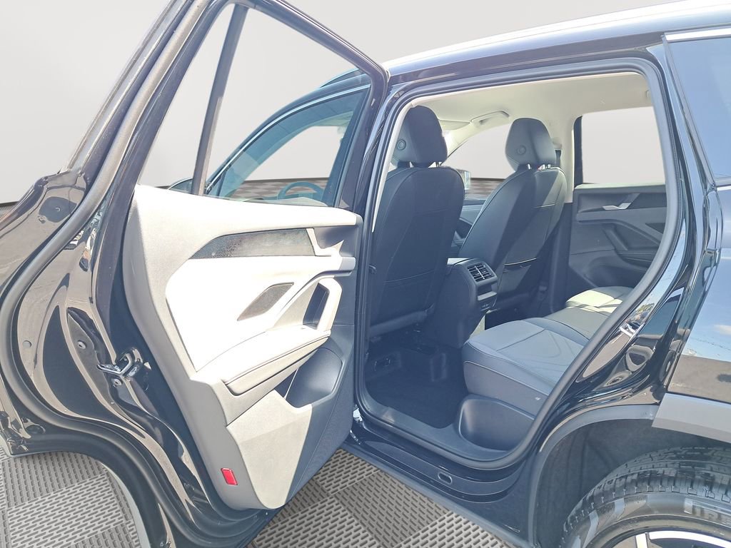 New 2025 Volkswagen Tiguan SE FWD image 13