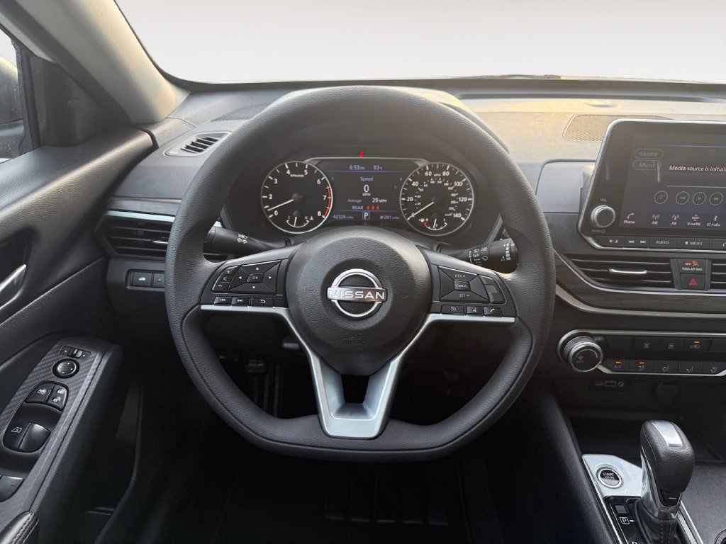 Used 2025 Nissan Altima 2.5 SV FWD image 12