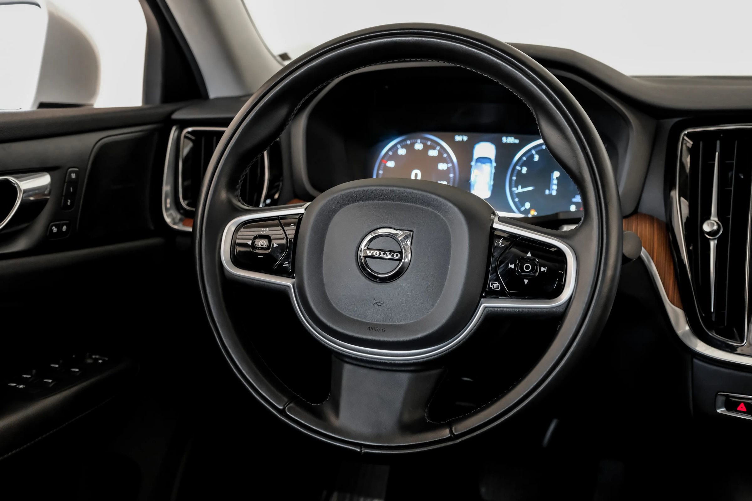 Used 2020 Volvo S60 T5 Momentum image 14