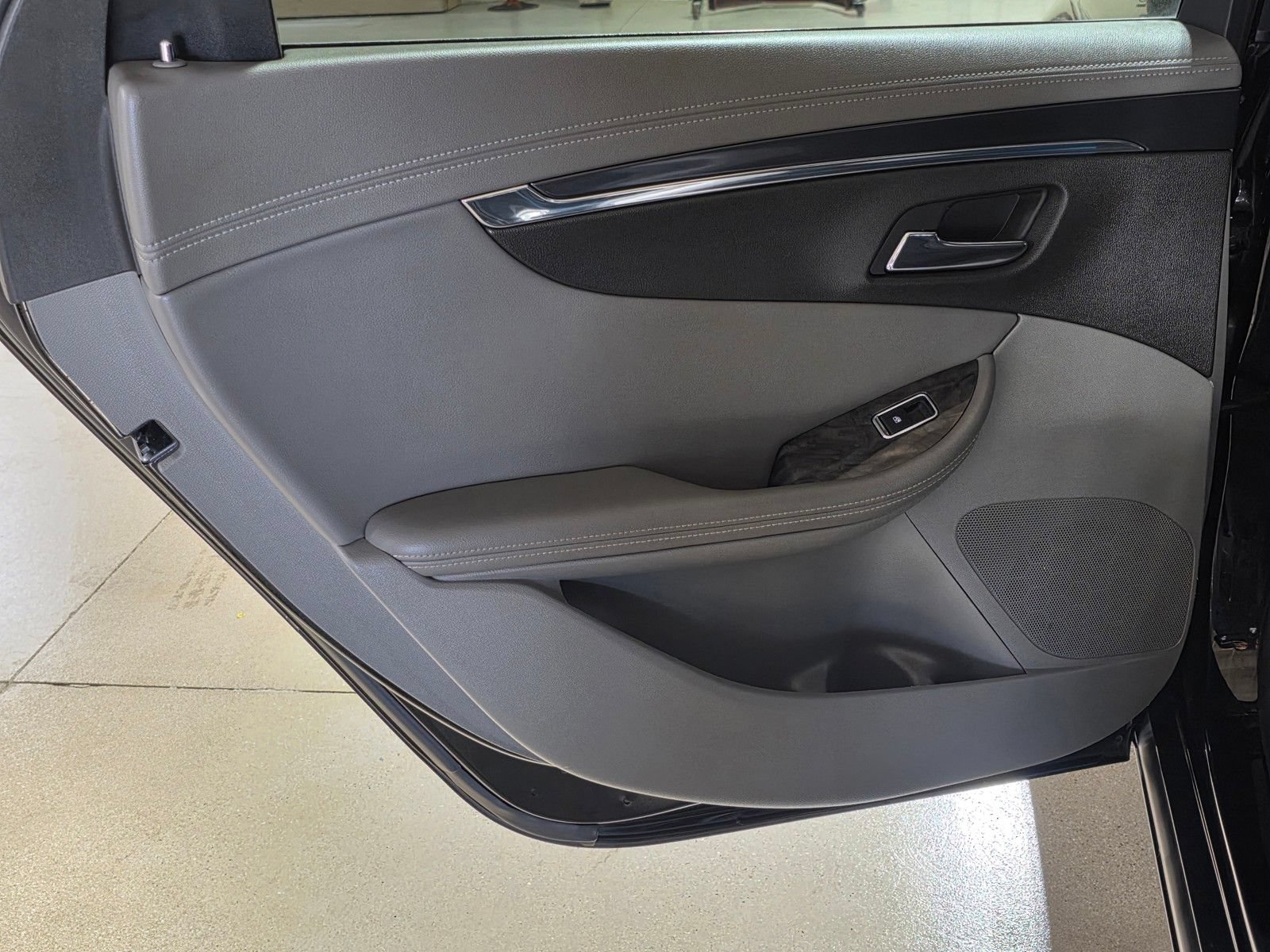 Used 2015 Chevrolet Impala LTZ FWD image 13