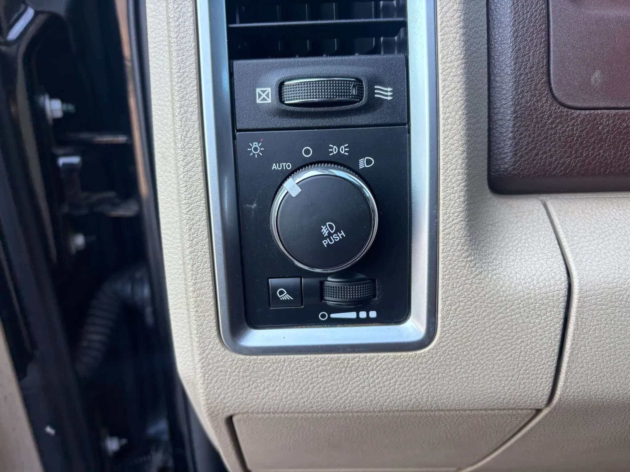 Used 2014 RAM 2500 SLT AWD/4WD image 11