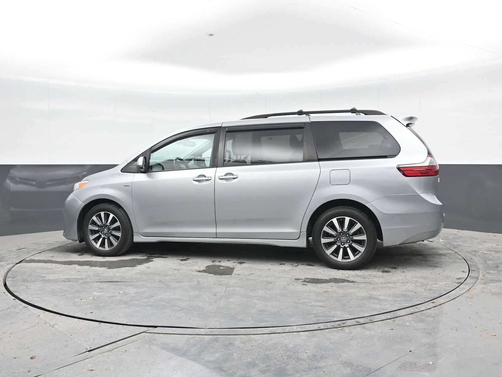 Used 2020 Toyota Sienna XLE w/ XLE Navigation Package AWD/4WD image 3