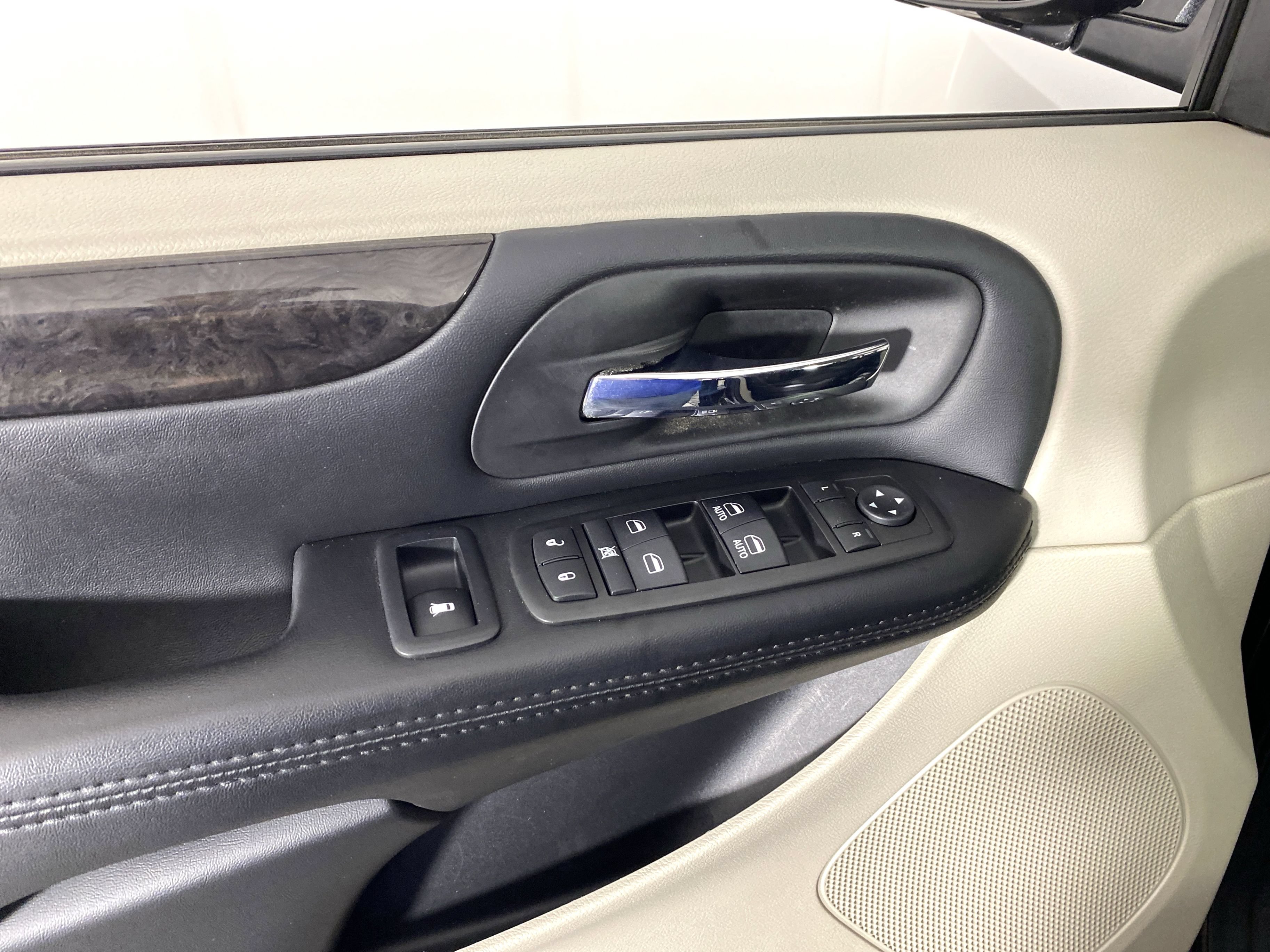 Used 2019 Dodge Grand Caravan SE w/ UConnect Hands-Free Group FWD image 13