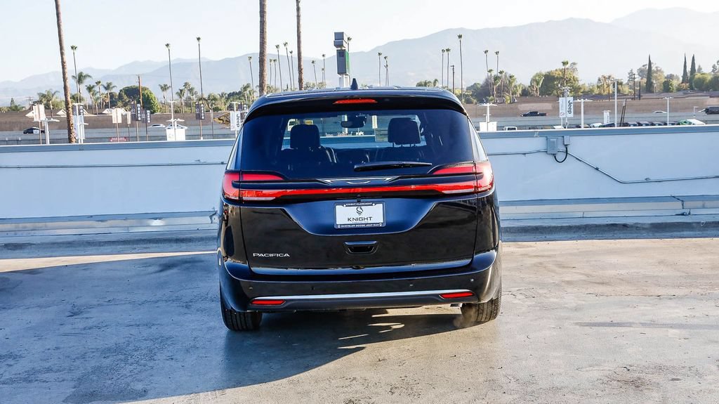 New 2027 Chrysler Pacifica Select FWD image 8