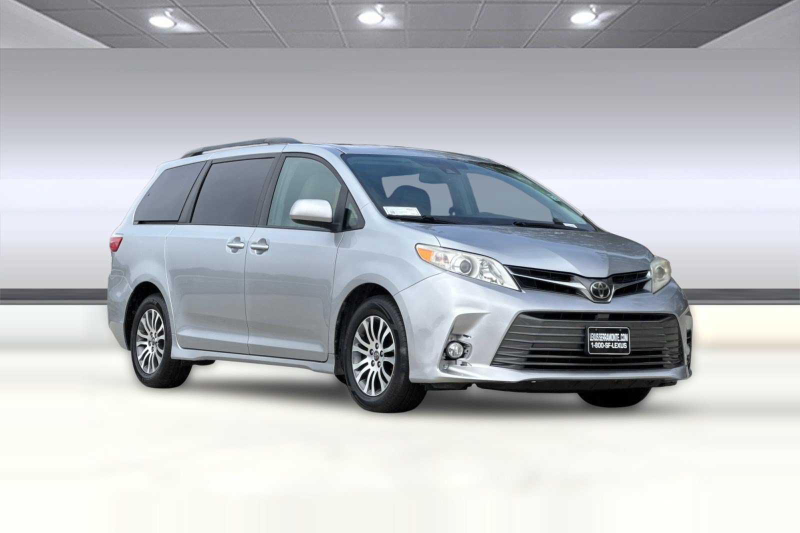 Used 2018 Toyota Sienna XLE w/ XLE Navigation Package FWD image 6