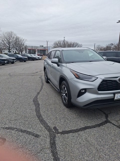 Used 2024 Toyota Highlander LE image 4