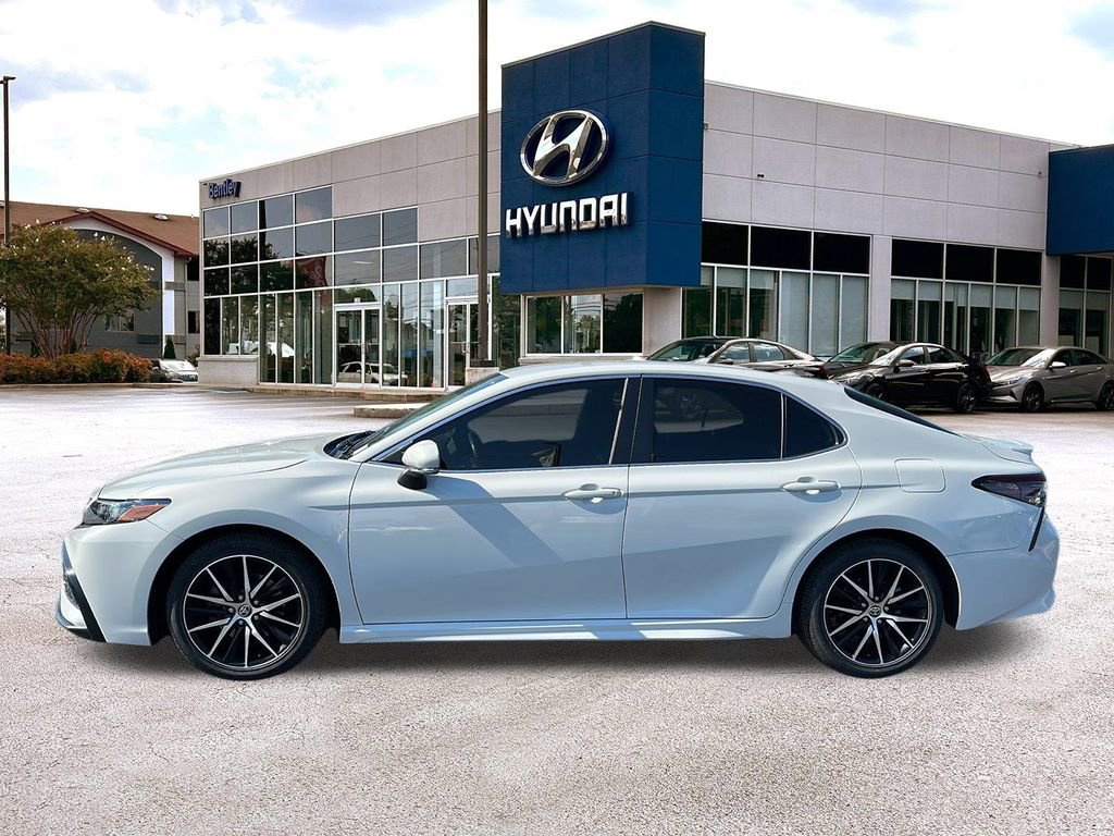 Used 2023 Toyota Camry SE image 2