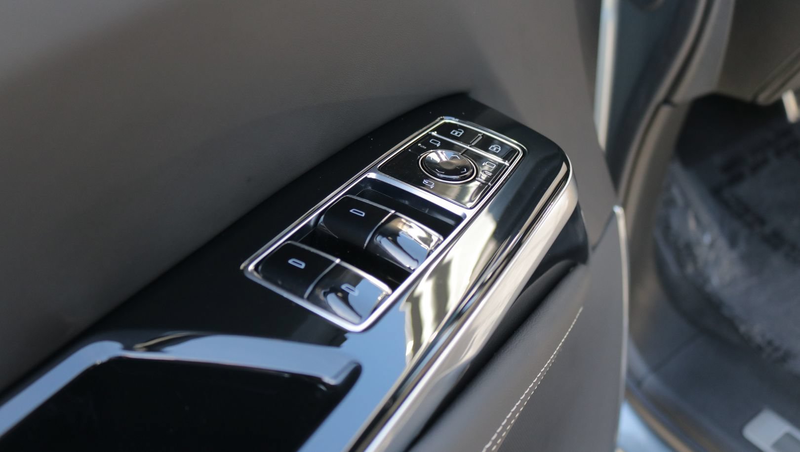 Certified 2025 Cadillac Escalade V w/ LPO, ONYX Package AWD/4WD image 10