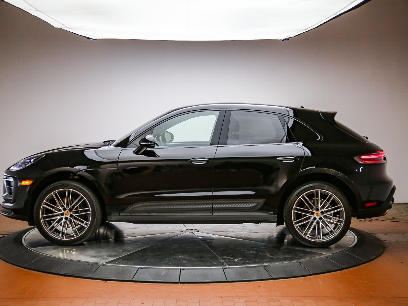 Certified 2026 Porsche Macan AWD/4WD image 2