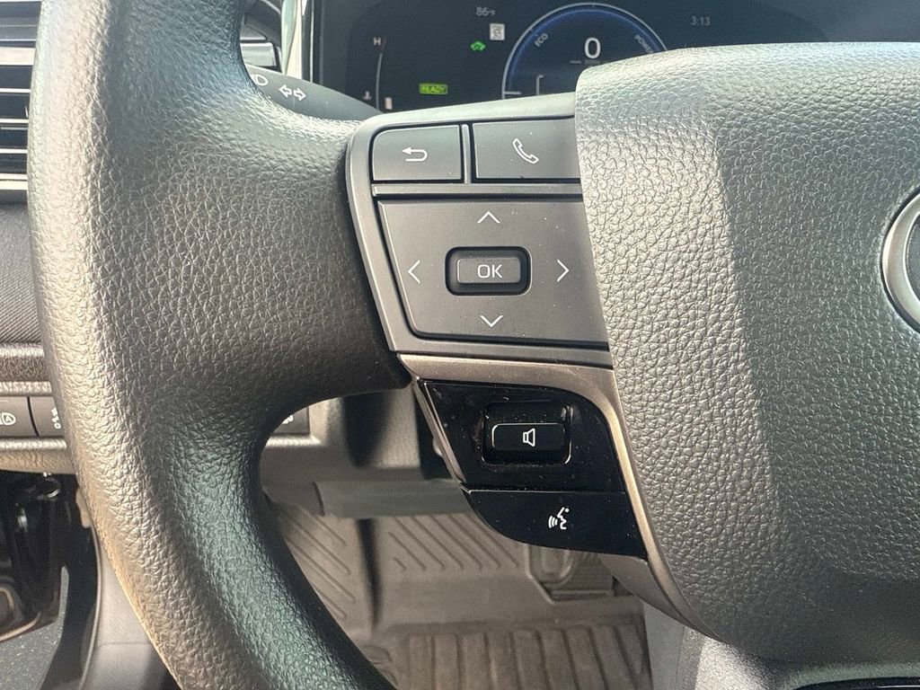Used 2025 Toyota Camry LE image 28