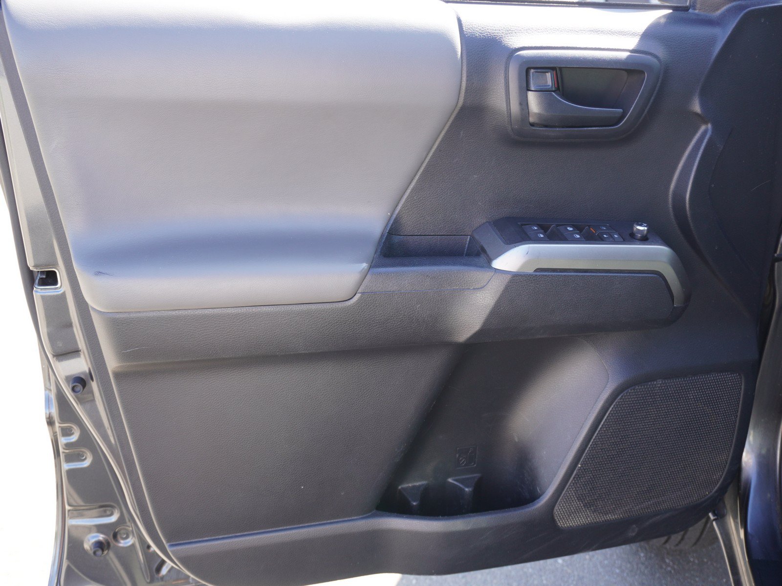 Used 2018 Toyota Tacoma SR5 RWD image 18