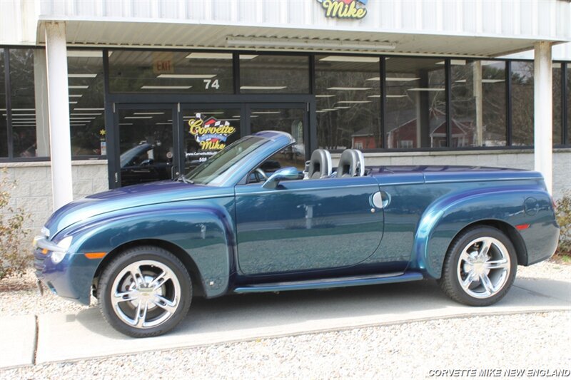 Used 2006 Chevrolet SSR w/ Preferred Equipment Group RWD image 3