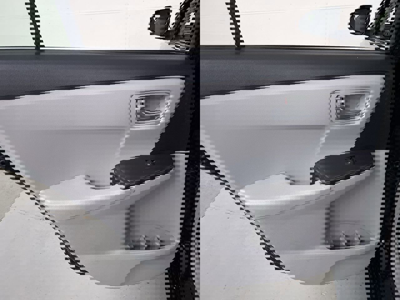 Used 2017 Toyota Camry LE image 19