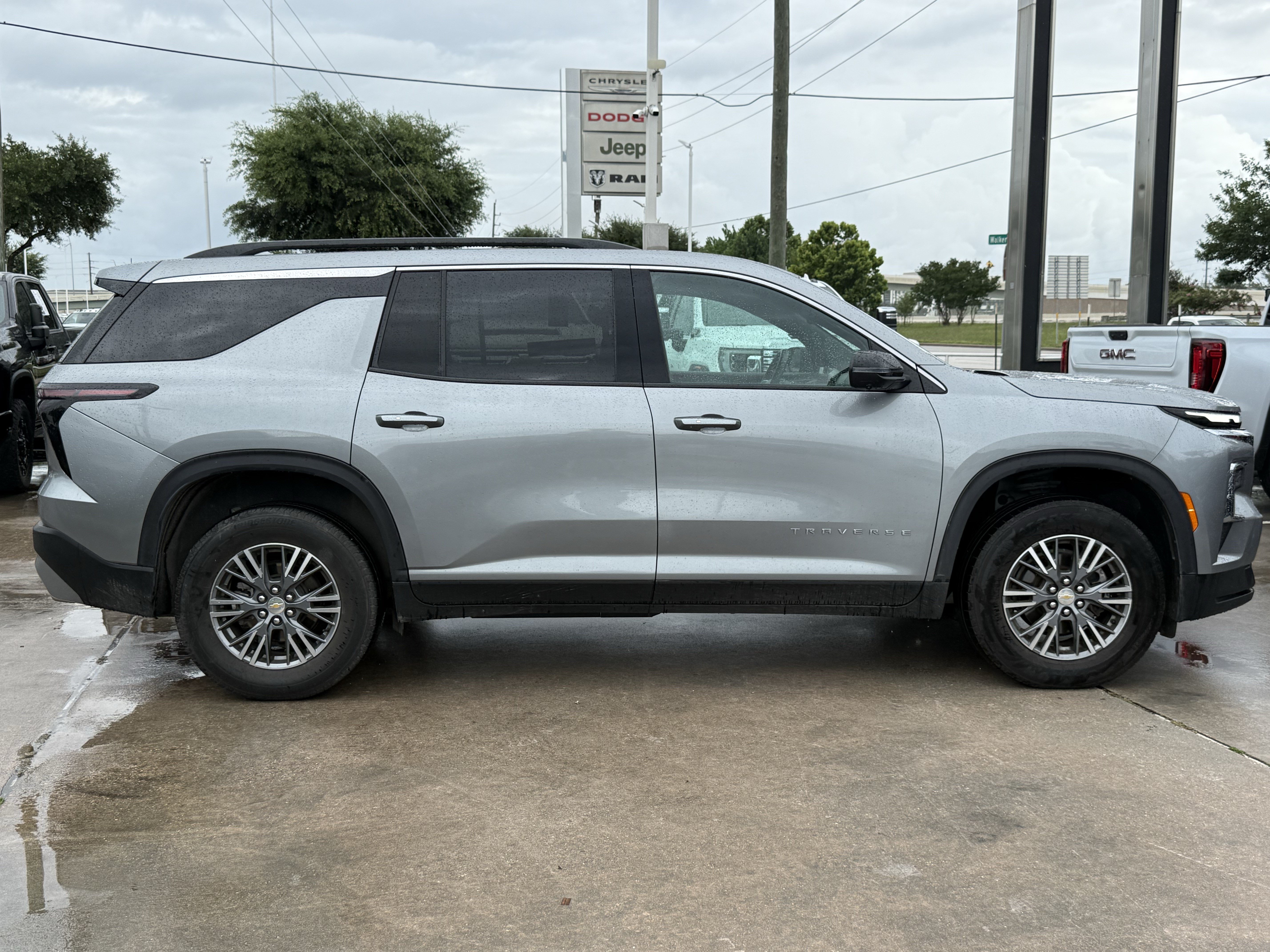 Used 2024 Chevrolet Traverse LT FWD image 3