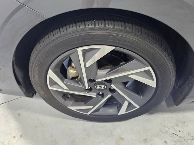 Certified 2025 Hyundai Elantra Sport FWD image 17