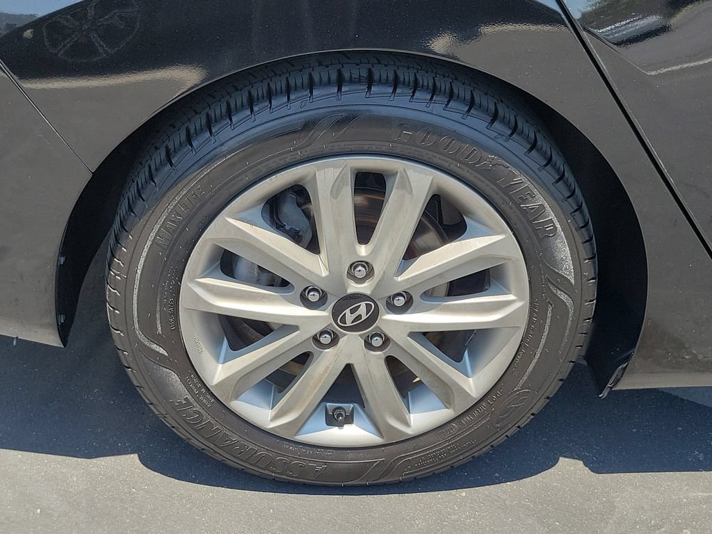 Used 2015 Hyundai Elantra SE w/ Option Group 02 FWD image 7