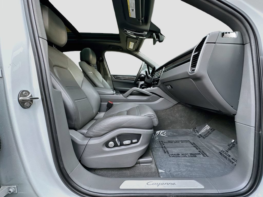 Certified 2020 Porsche Cayenne E-Hybrid AWD/4WD image 30