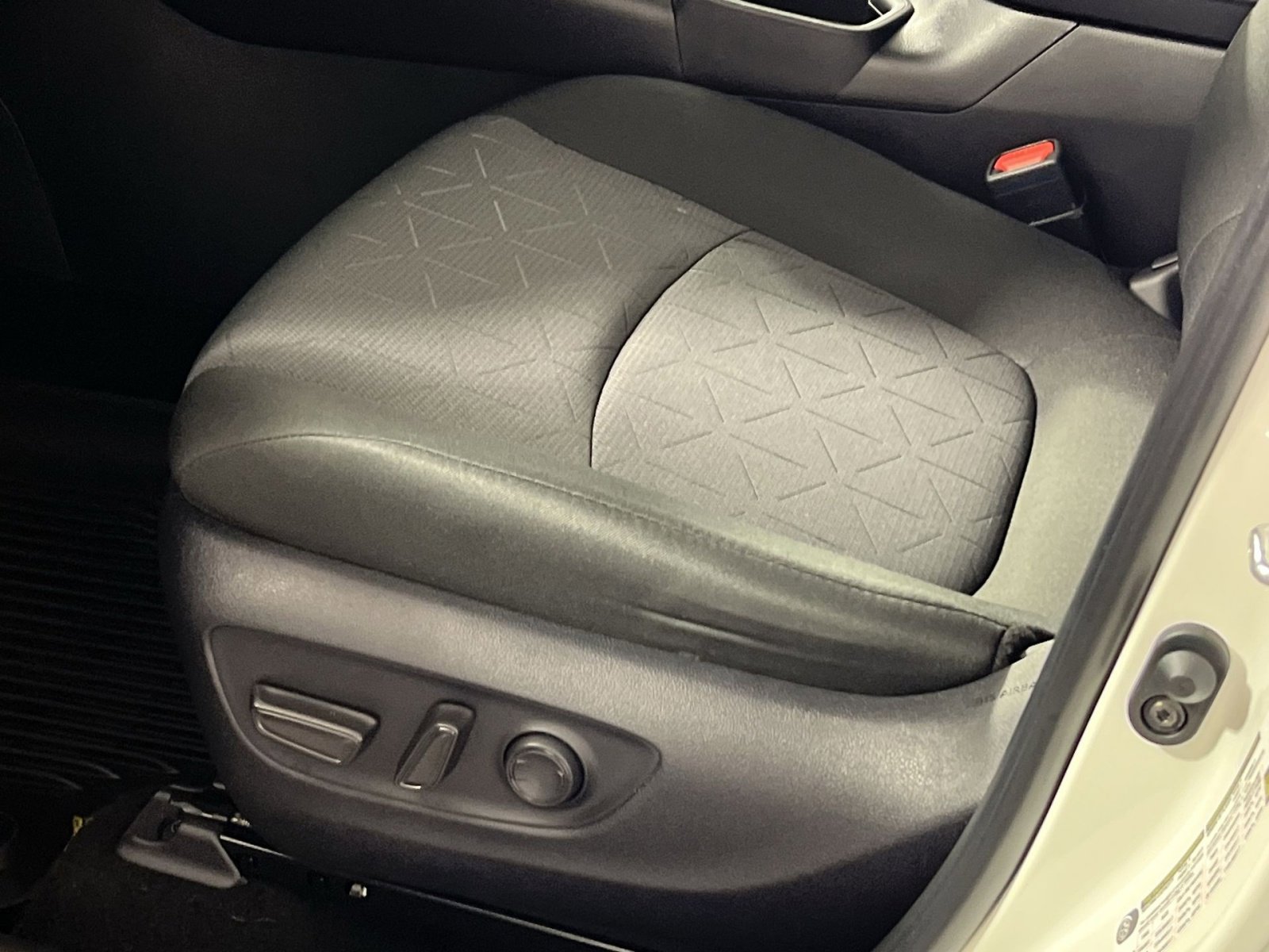 Used 2024 Toyota RAV4 XLE w/ Convenience Package image 4