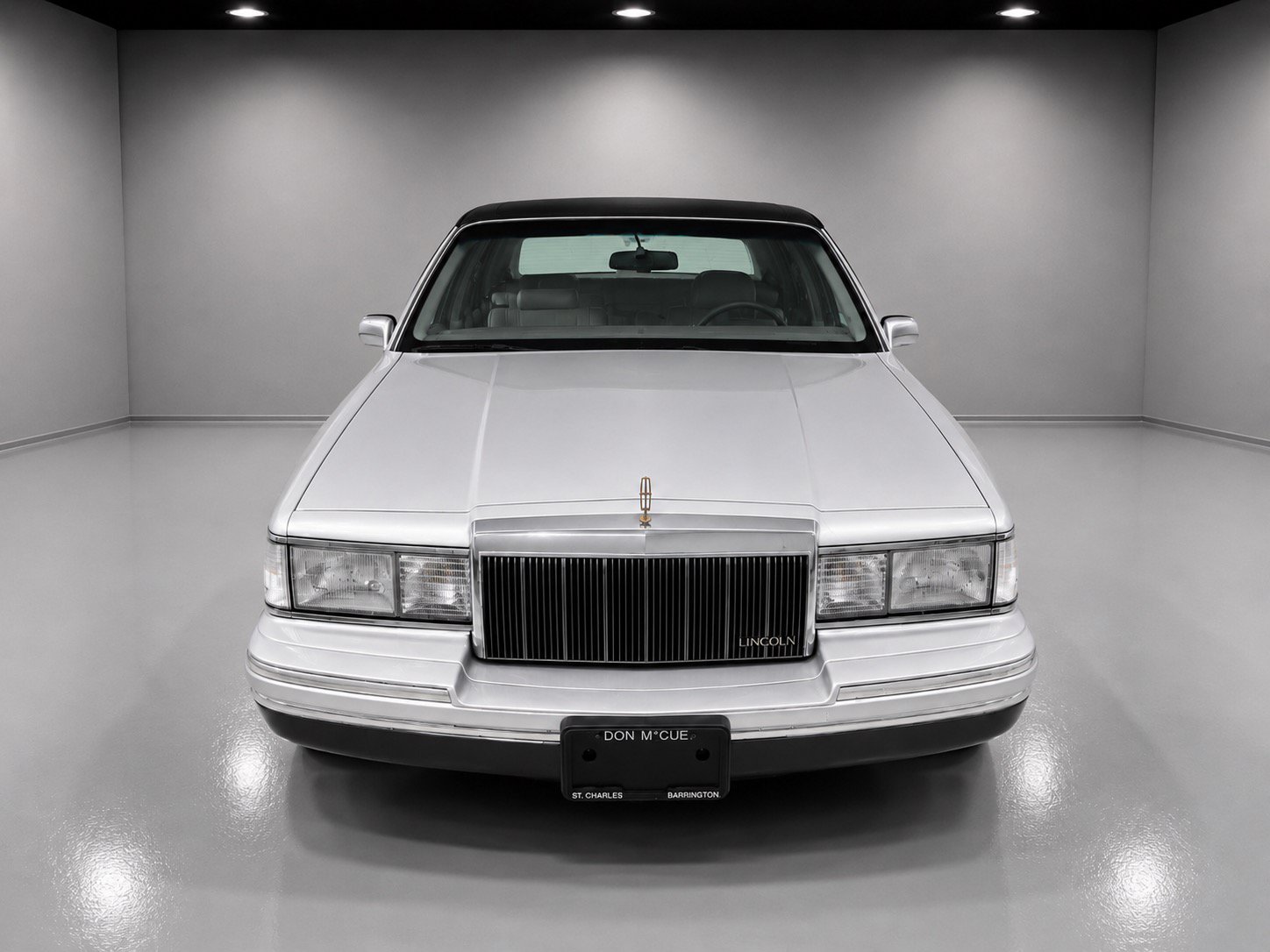 Used 1992 Lincoln Town Car Signature RWD image 2