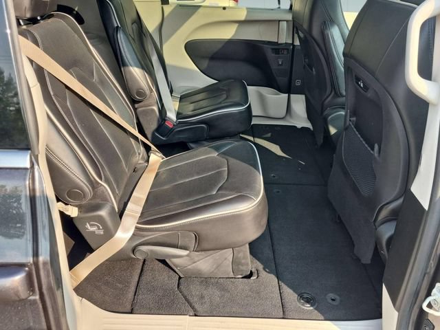 Used 2023 Chrysler Pacifica Limited FWD image 30