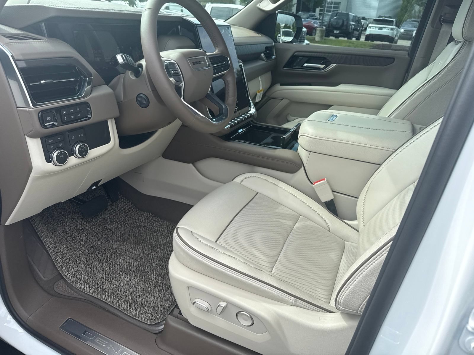 Used 2026 GMC Yukon Denali AWD/4WD image 9
