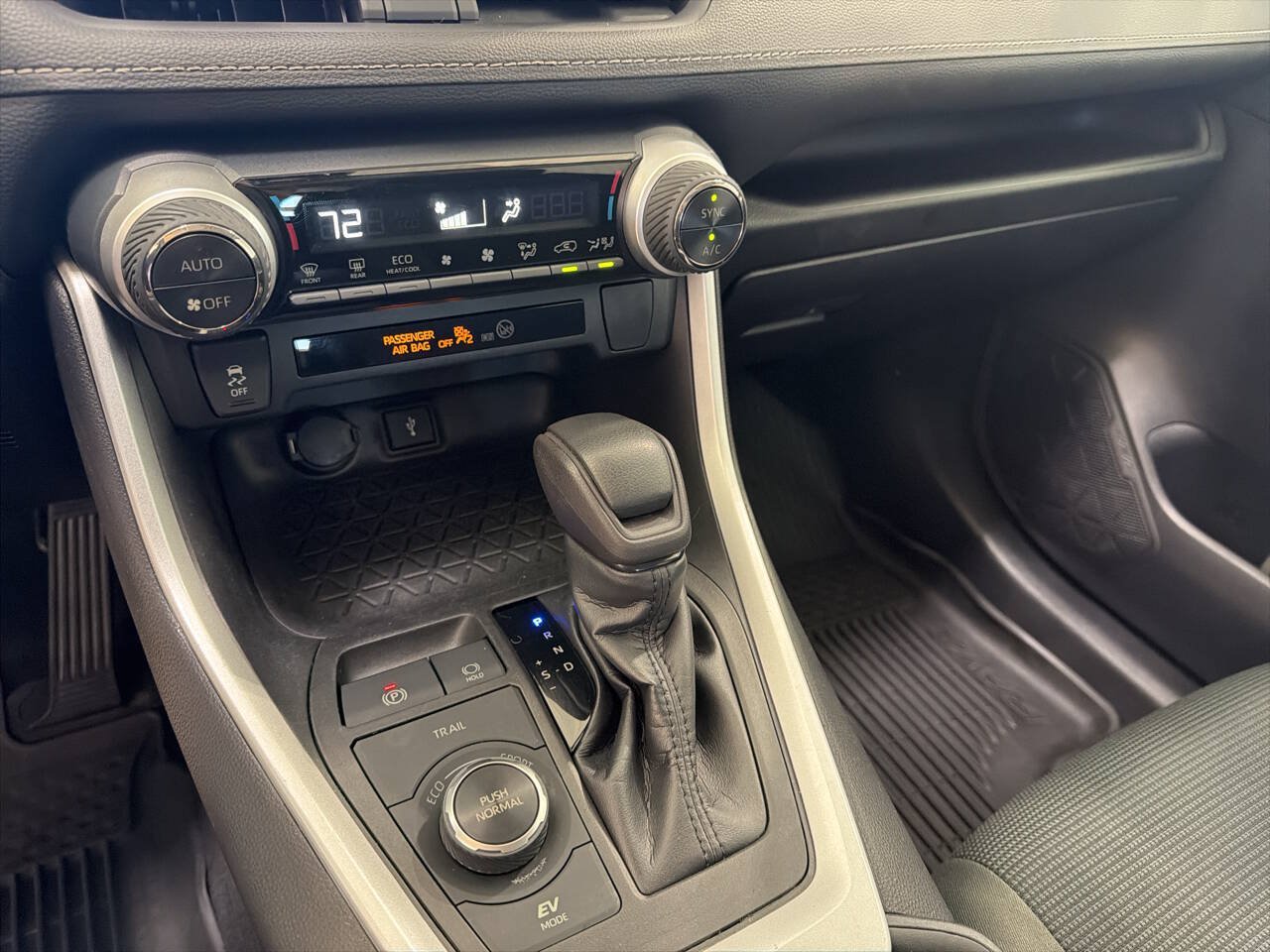 Used 2022 Toyota RAV4 LE AWD/4WD image 10