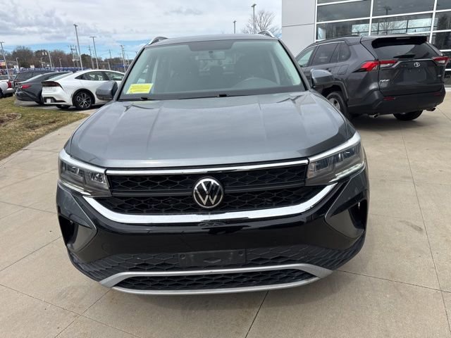 Used 2022 Volkswagen Taos SE w/ Panoramic Sunroof Package FWD image 2