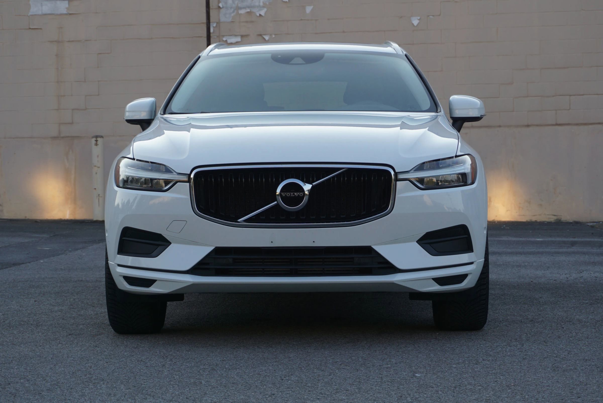 Used 2019 Volvo XC60 T5 Momentum w/ Multimedia Package image 2
