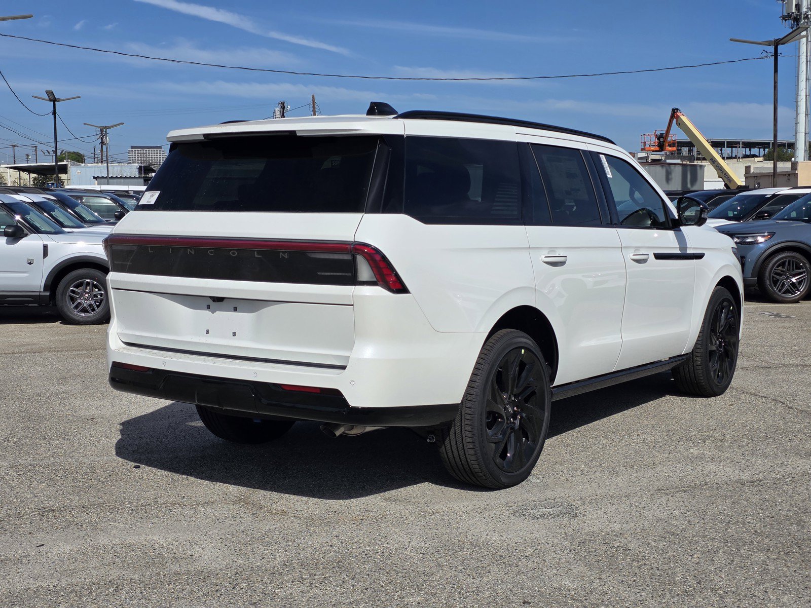 New 2027 Lincoln Navigator Reserve w/ Jet Appearance Package AWD/4WD image 4