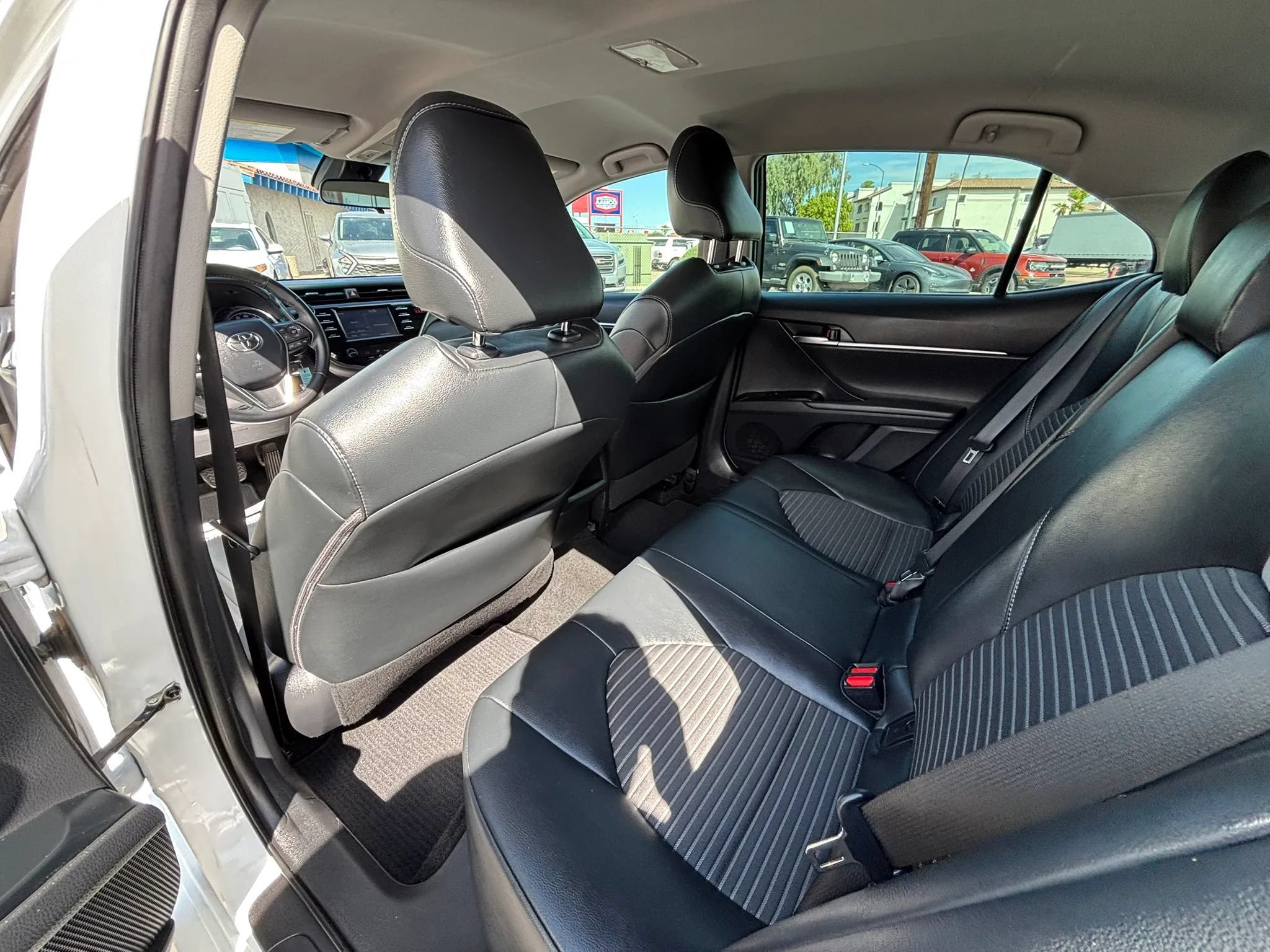 Used 2018 Toyota Camry SE FWD image 17