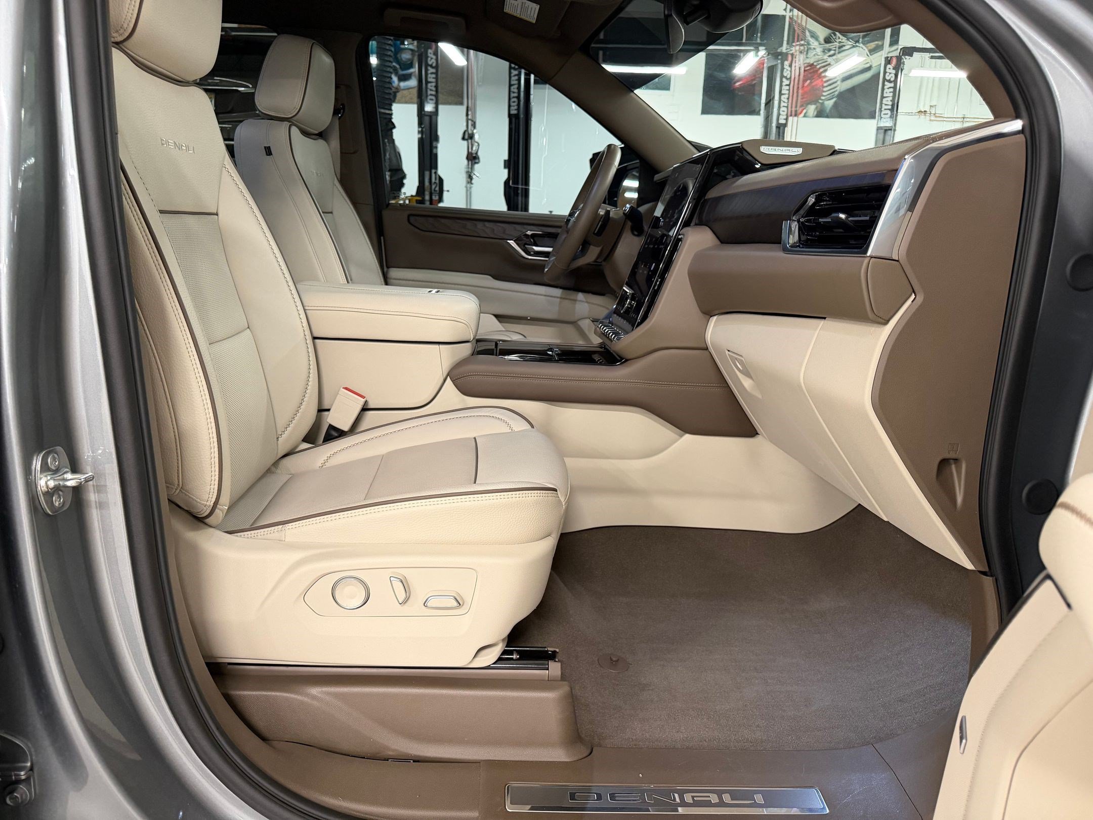 Used 2025 GMC Yukon XL Denali AWD/4WD image 30