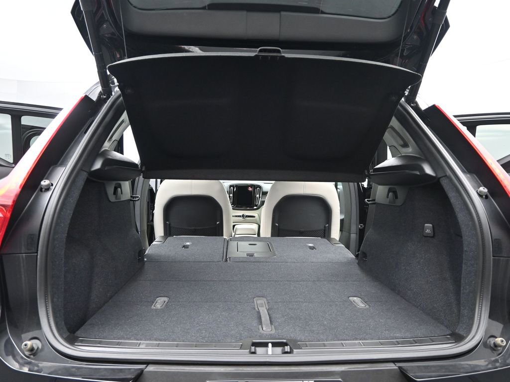 Used 2025 Volvo XC40 B5 Ultra image 17