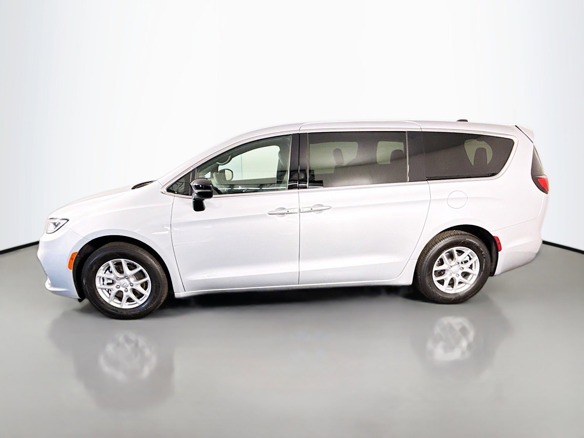 Used 2026 Chrysler Pacifica Select FWD image 6