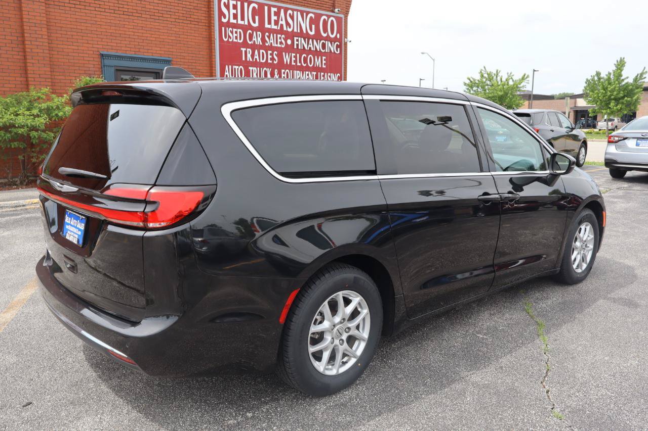 Used 2023 Chrysler Pacifica Touring-L FWD image 3