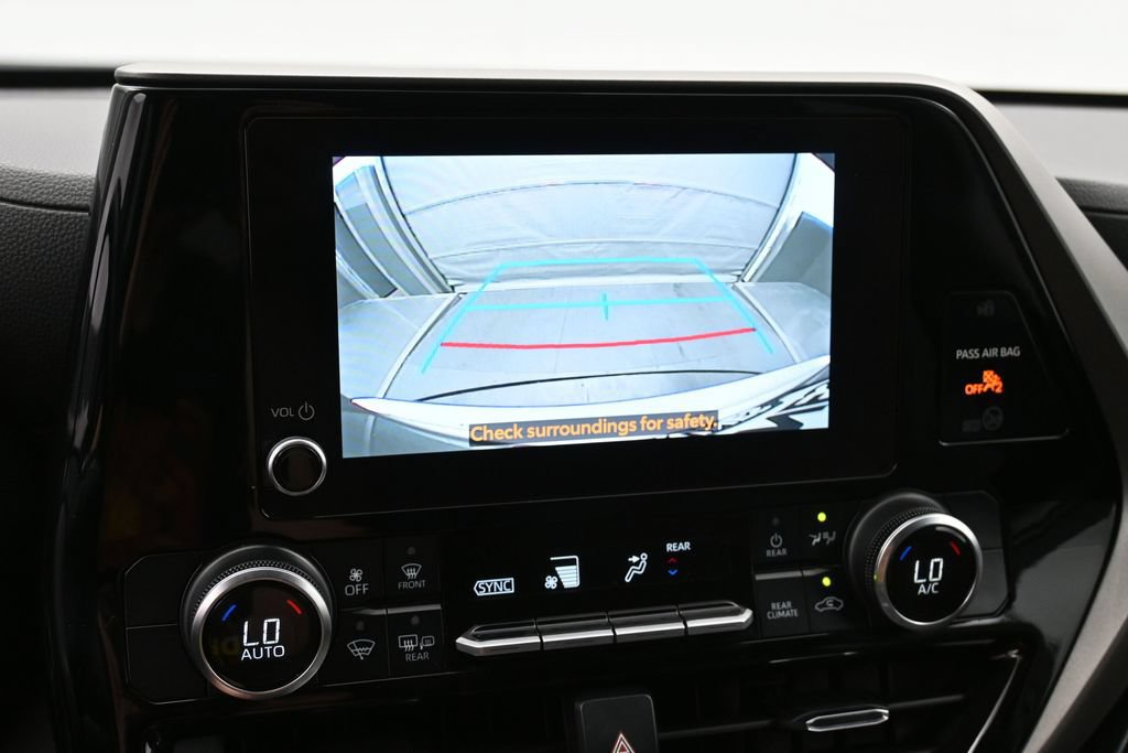 Used 2024 Toyota Highlander LE AWD/4WD image 15