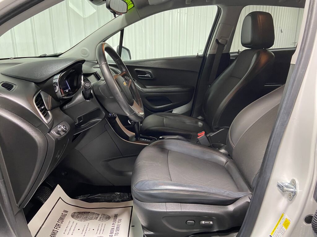 Used 2022 Chevrolet Trax LT w/ LT Convenience Package image 8