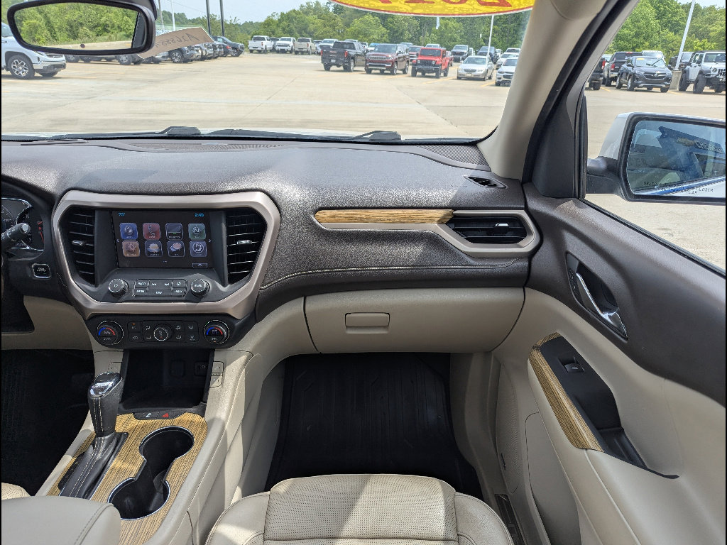 Used 2017 GMC Acadia Denali w/ Technology Package AWD/4WD image 4