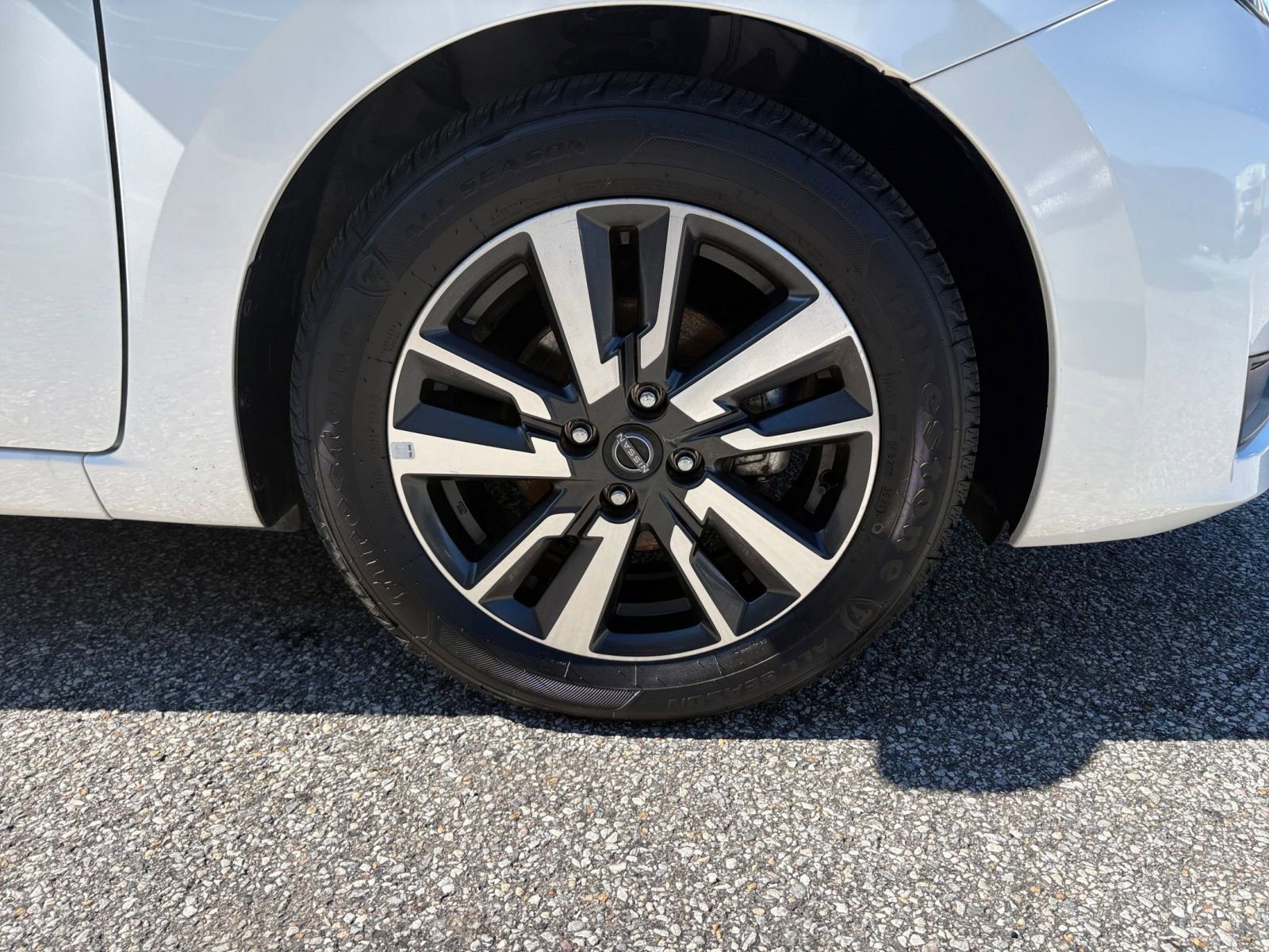 Used 2025 Nissan Versa SV image 28