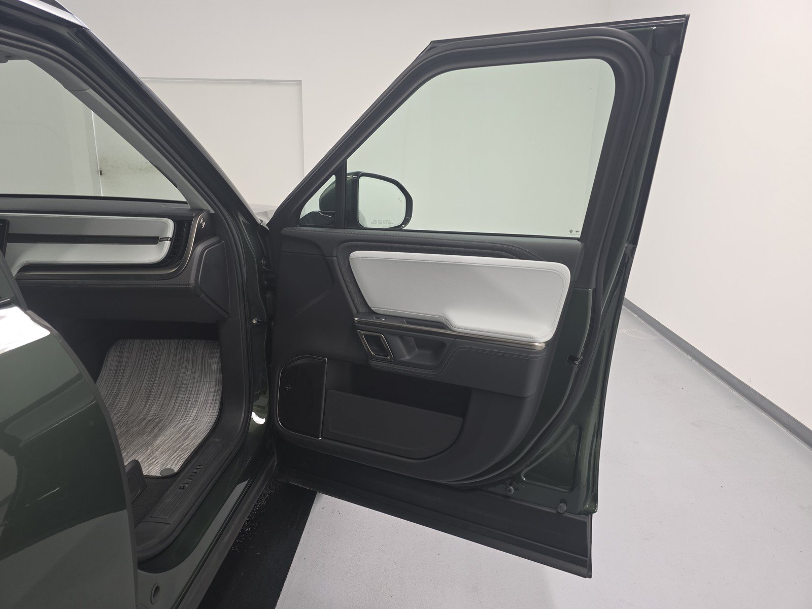 Used 2024 Rivian R1S Adventure AWD/4WD image 18