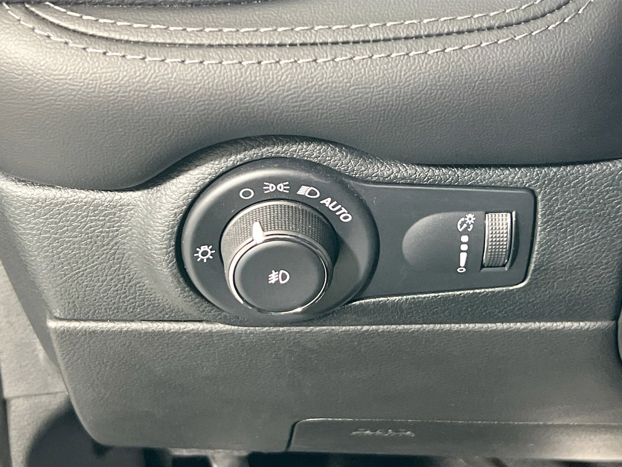 Used 2022 Dodge Durango SXT w/ Anodized Platinum Package image 10