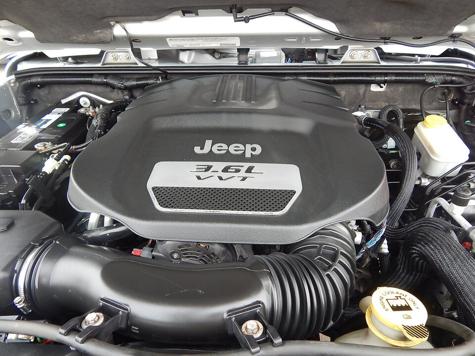 Used 2012 Jeep Wrangler Unlimited Sahara w/ Connectivity Group AWD/4WD image 7