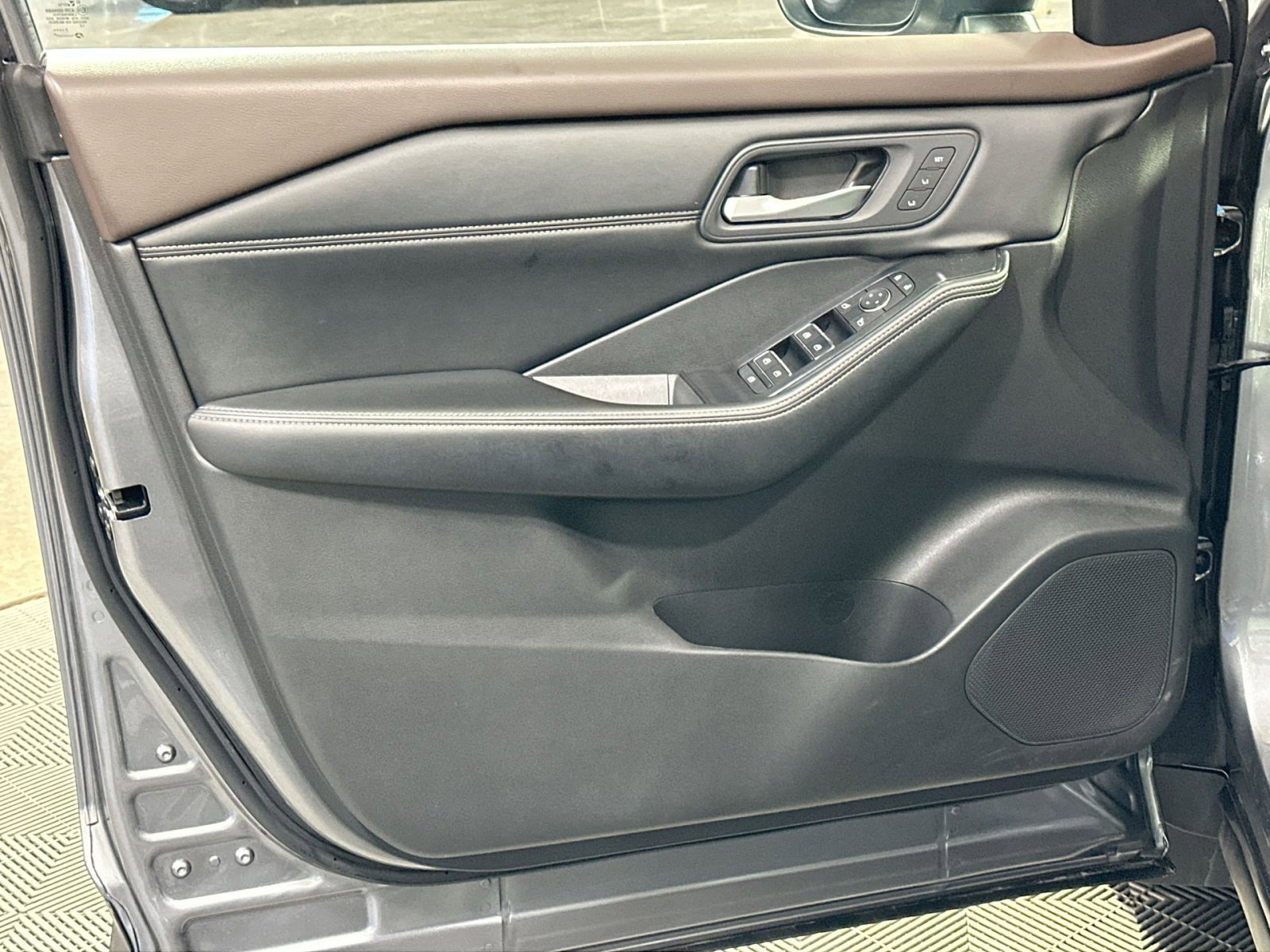 Used 2023 Nissan Rogue SL w/ SL Premium Package image 15